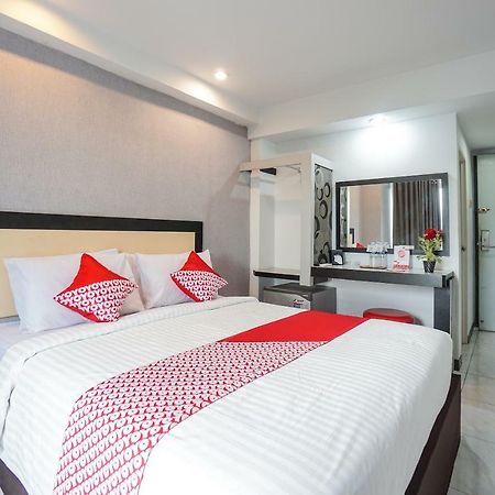 Oyo 1318 Hotel Prince Boulevard Манадо Экстерьер фото