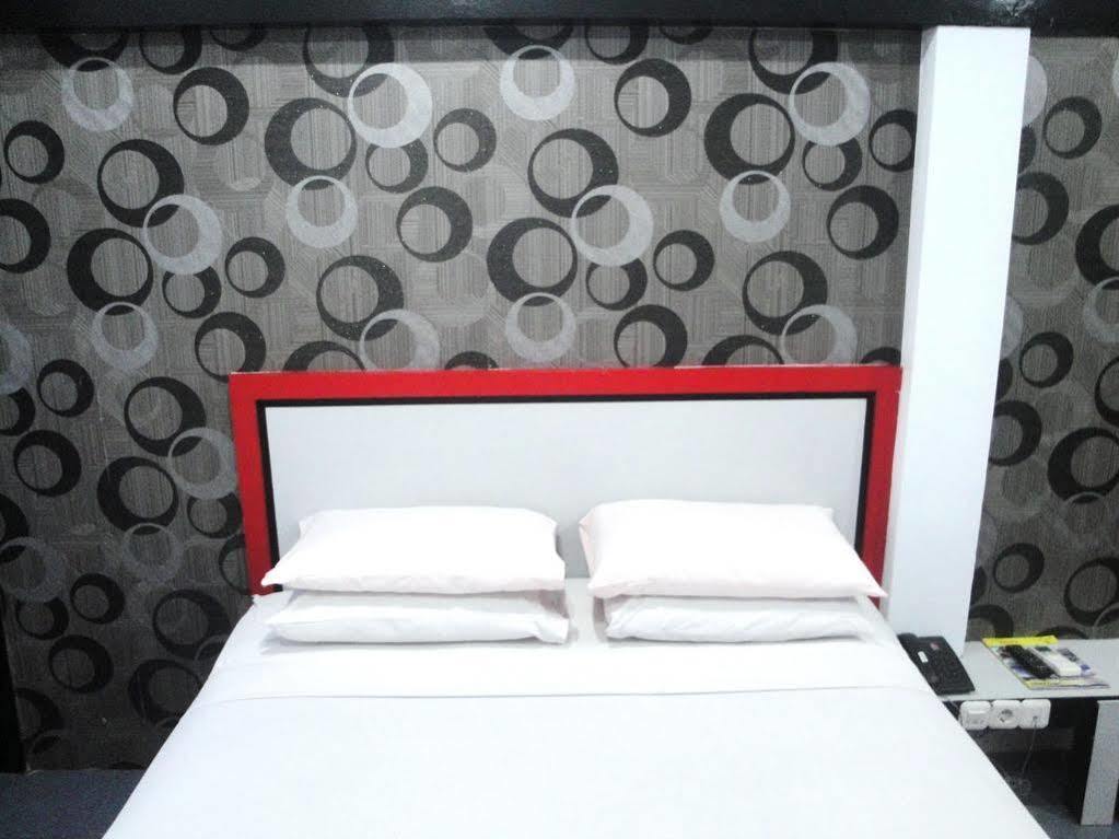 Oyo 1318 Hotel Prince Boulevard Манадо Экстерьер фото