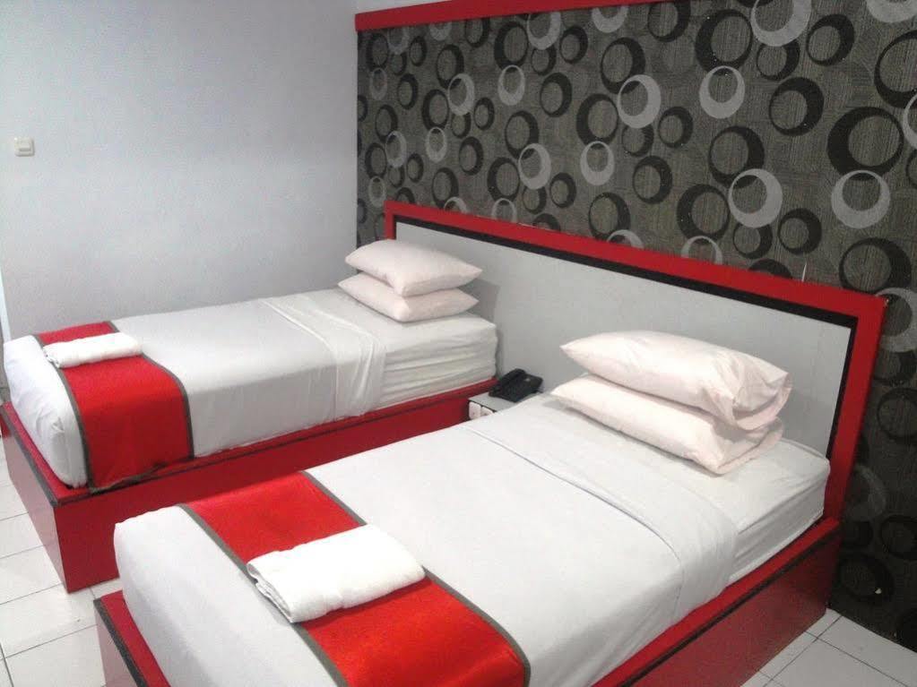 Oyo 1318 Hotel Prince Boulevard Манадо Экстерьер фото