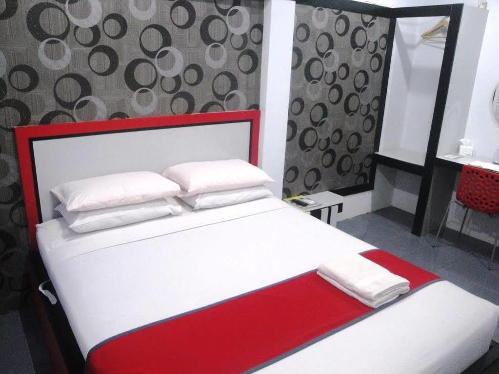 Oyo 1318 Hotel Prince Boulevard Манадо Экстерьер фото