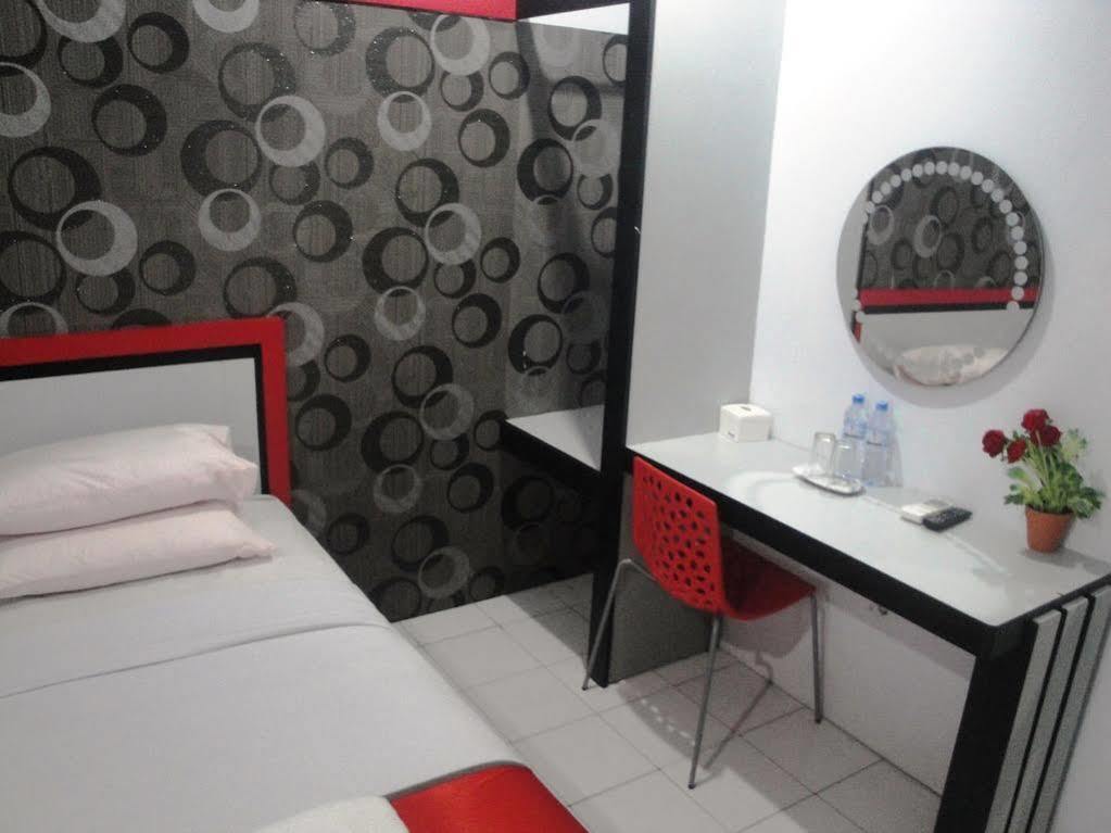 Oyo 1318 Hotel Prince Boulevard Манадо Экстерьер фото
