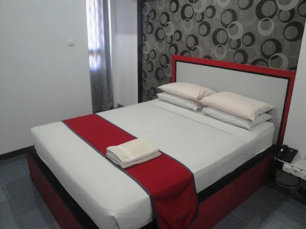 Oyo 1318 Hotel Prince Boulevard Манадо Экстерьер фото